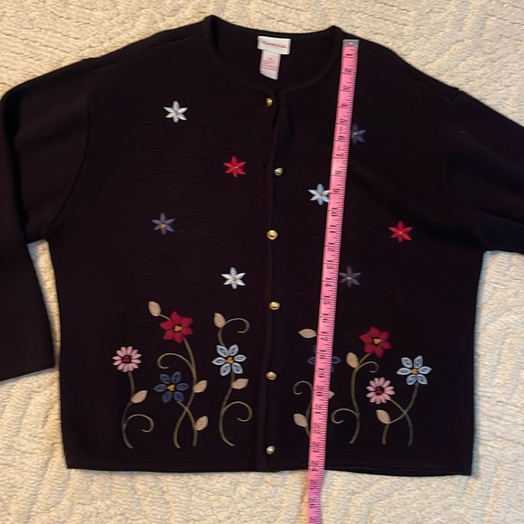 🌟Beautiful knit button up cardigan embroidery stitched flowers🌺 - Picture 5 of 6